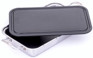 Black and stainless steel rectangular roasting pan with lid by Cuisinart.